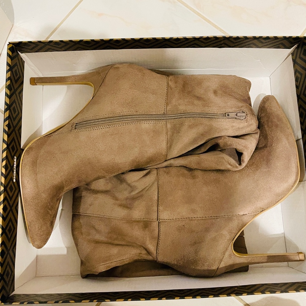 Women’s suede boots